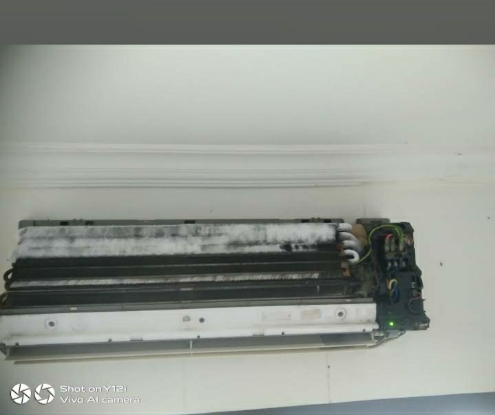 Unit indoor AC membeku
